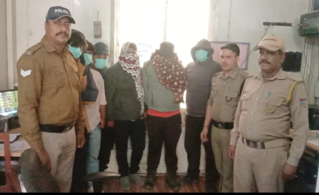 गौरीकुण्ड में शराब तस्करी कर रहे 6 अभियुक्तों को रुद्रप्रयाग पुलिस ने किया गिरफ्तार