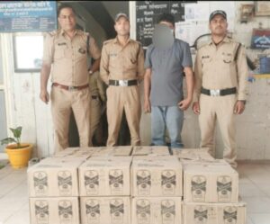 बिना नम्बर प्लेट के टूर वाहन में 16 पेटी शराब की तस्करी करने वाले अभियुक्त को रुद्रप्रयाग पुलिस ने किया गिरफ्तार