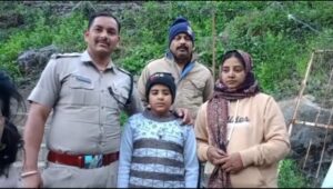 केदारनाथ यात्रा के पैदल मार्ग पर परिजनों से बिछड़े 09 साल के बालक को चौकी भीमबली पुलिस ने परिजनों से मिलवाया