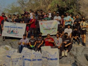 स्वास्तिक युवा समिति ने सोअन गोआन नदी थानो में 40 स्वयंसेवकों के साथ सफाई अभियान किया