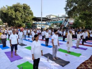 त्रिवेणी घाट पर अन्तराष्ट्रीय योग दिवस के कार्यक्रम में हरिद्वार सांसद त्रिवेन्द्र रावत ने की शिरकत