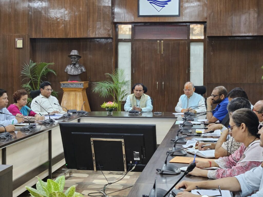 डेंगू बचाव एवं नियंत्रण को तेज करें सर्च अभियानः डॉ. धन सिंह रावत