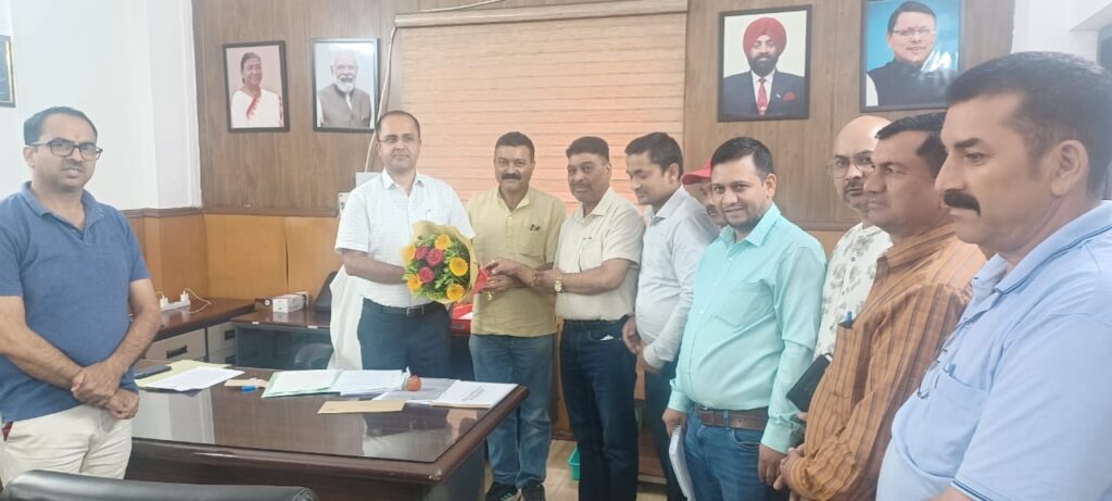 पेयजल विभाग के राजकीयकरण के संबंध में सचिव शैलेश बगोली से मिले जल संस्थान एवं पेयजल निगम संयुक्त मोर्चा के प्रतिनिधि मंडल