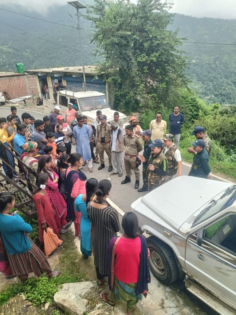 टिहरी: गुलदार को पकडऩे की दिशा में दिन-रात जुटे वनकर्मी, ग्रामीणों को किया जा रहा जागरूक