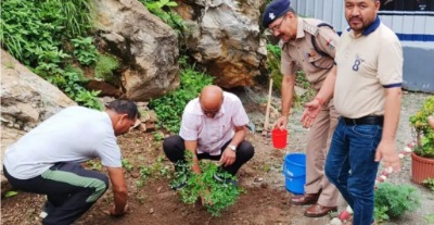 वन मंत्री सुबोध उनियाल ने शिवनंदी ग्राम में वन महोत्सव कार्यक्रम के तहत पौधारोपण किया