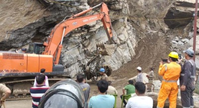 उत्तराखंड: बदरीनाथ हाईवे खोलने में जुटे मजदूरों पर गिरे बोल्डर, भागकर बचाई जान