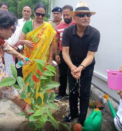 हरेला पर्व के अवसर पर मुख्य सचिव ने वृक्षारोपण किया, युवाओं से हरेला पर वृक्षारोपण करने की अपील की