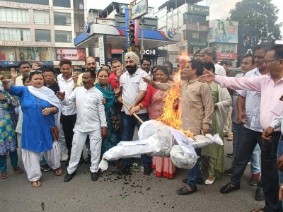 केदारनाथ मंदिर बनाये जाने के विरोध में कांग्रेस कार्यकर्ताओं ने मुख्यमंत्री का विरोध प्रदर्शन कर पुतला फूंका