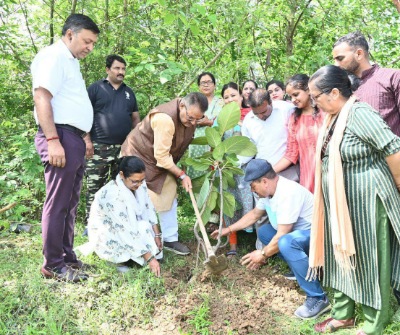 वृक्षारोपण के बाद मां की तरह पौधे का ध्यान रखें: कृषि मंत्री