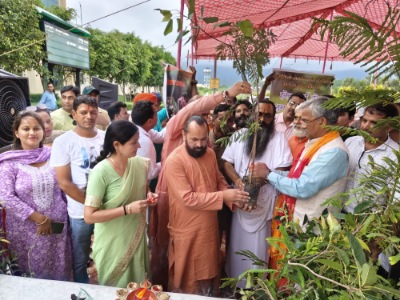 सांसद त्रिवेन्द्र रावत ने हरेला पर्व के अवसर पर योग नगरी रेलवे स्टेशन पर किया वृक्षारोपण