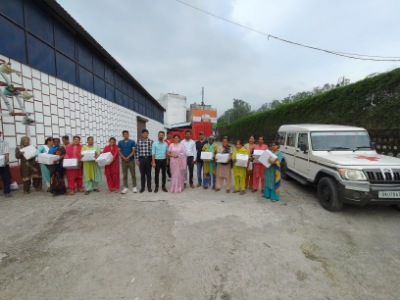 रेड क्रॉस समिति द्वारा जरूरत मंदों को बर्तन सेट उपलब्ध कराए, नि. मेयर अनीता ममगाईं भी रही मौजूद 