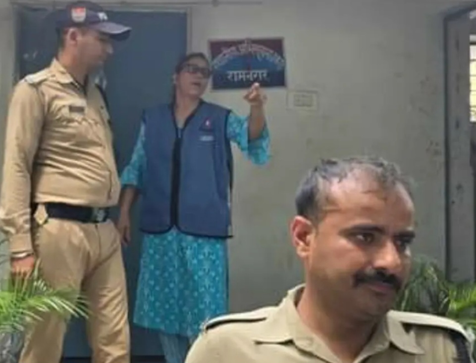 ब्रेकिंग: उपनिरीक्षक व मुख्य आरक्षी रिश्वत लेते रंगे हाथों गिरफ्तार