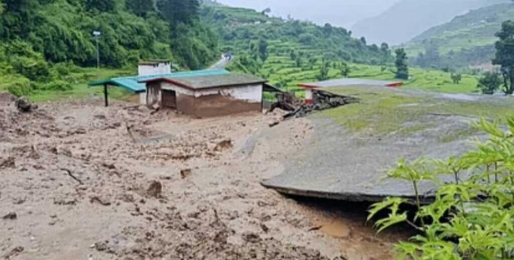 दुखद : भूस्खलन की चपेट में आया मकान, मां-बेटी की मौत