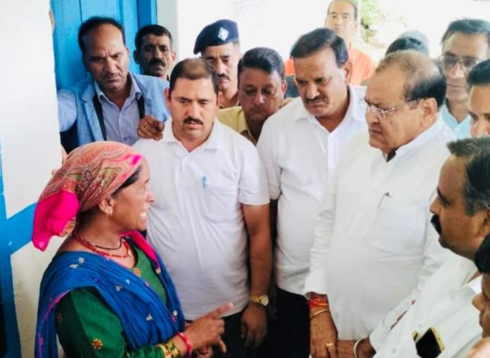 आपदा प्रभावित क्षेत्र बूढ़ा केदार में पहुंचे यशपाल आर्य, आपदा प्रभावितो का जाना हाल-चाल