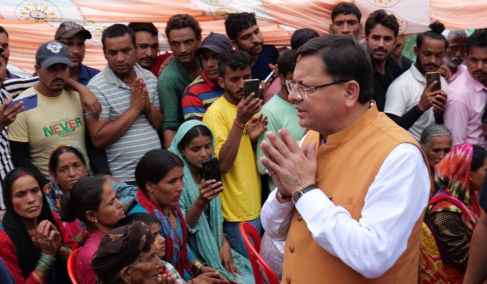 मुख्यमंत्री धामी ने टिहरी में आपदा राहत शिविर में प्रभावितों से बातचीत कर जाना हाल-चाल