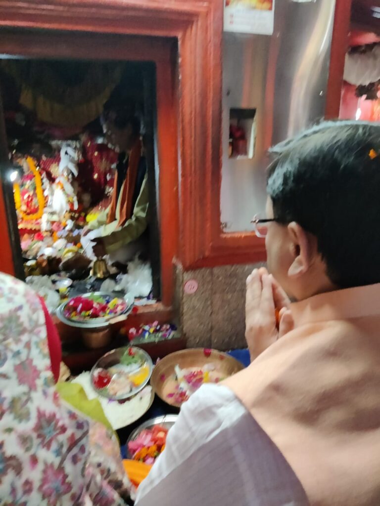 मुख्यमंत्री पुष्कर सिंह धामी ने किए गोलू देवता के दर्शन
