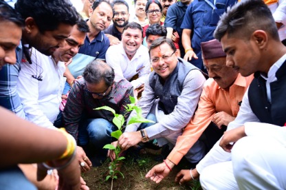 हल्द्वानी सर्किट हाउस में मुख्यमंत्री धामी ने किया वृक्षारोपण