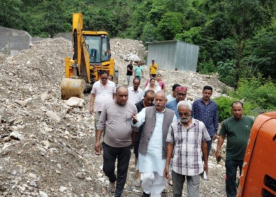 बरसाती नाला बना ग्रामीणों का दुश्मन, जीएमवीएन के पूर्व उपाध्यक्ष रघुनाथ सिंह नेगी ने लिया स्थिति का जायजा