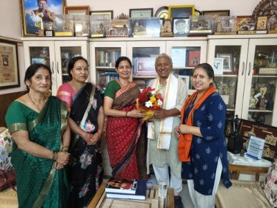 गढ़रत्न नरेन्द्र सिंह नेगी को उनके आवास पर जाकर नि. महापौर अनीता ममगाई ने दी बधाई 