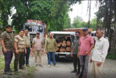 वन विभाग की टीम ने खैर की लकड़ी के साथ किया एक गिरफ्तार