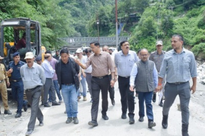 अफसरों ने किया आपदा प्रभावित क्षेत्रों का पैदल निरीक्षण, केदारनाथ पैदल यात्रा को दो हफ्ते में शुरू करने का प्रयास