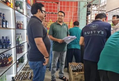 इस जिले में शराब की दुकानों में ओवररेटिंग को लेकर छापेमारी