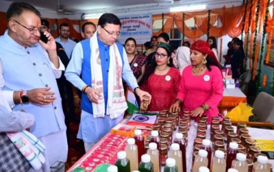 सीएम धामी ने स्वयं सहायता समूह द्वारा लगाए गए स्टॉलों का किया शुभारंभ