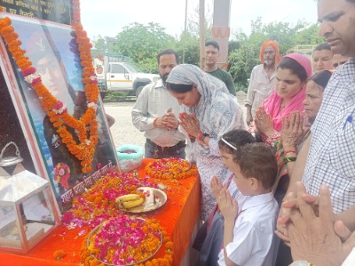 शहीद प्रदीप रावत के शहादत दिवस पर नि. महापौर ने दी श्रद्धांजलि, परिजनों को किया सम्मानित