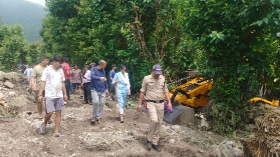 डीएम सोनिका प्रभावित क्षेत्र मालदेवता एवं सेरकी गावं पंहुची, अतिवृष्टि से हुई क्षति का लिया जायजा