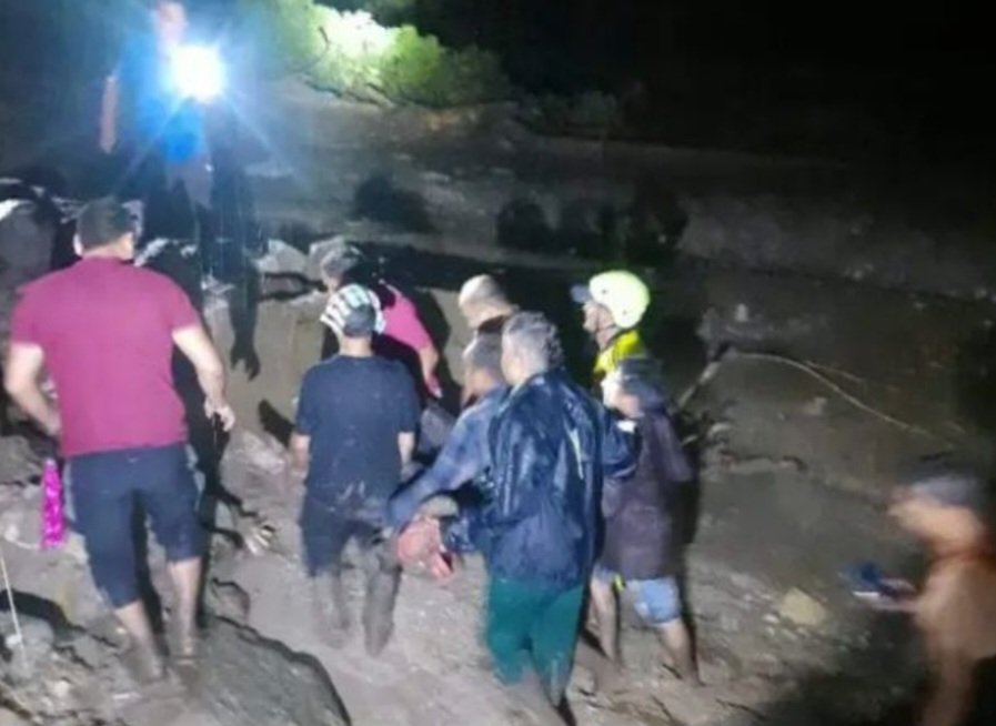 दुखद खबर : बादल फटने से मलबे में एक ही परिवार के तीन लोग दबे