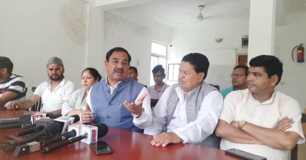 कांग्रेस नेता हरक सिंह रावत ने केदारनाथ आपदा को लेकर प्रदेश सरकार व जिला प्रशासन को घेरा