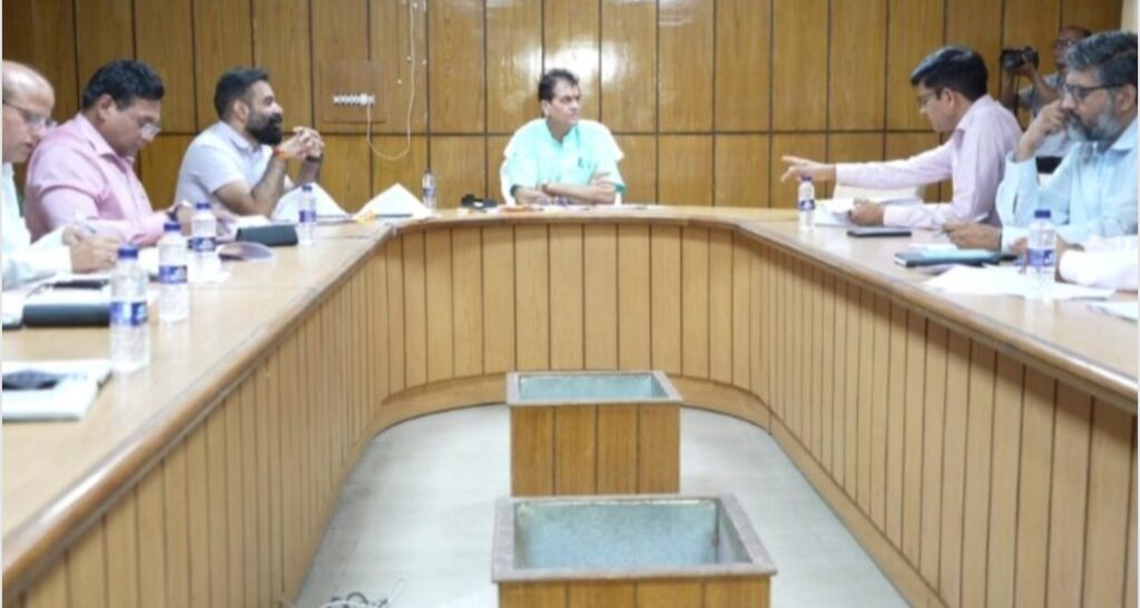 कैबिनेट मंत्री डॉ. प्रेम चन्द अग्रवाल ने विधानसभा में विभिन्न विभागों के अधिकारियों के साथ की बैठक