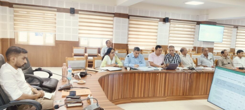 डीएम डॉ.आशीष चौहान ने की विकास योजनाओं की समीक्षा