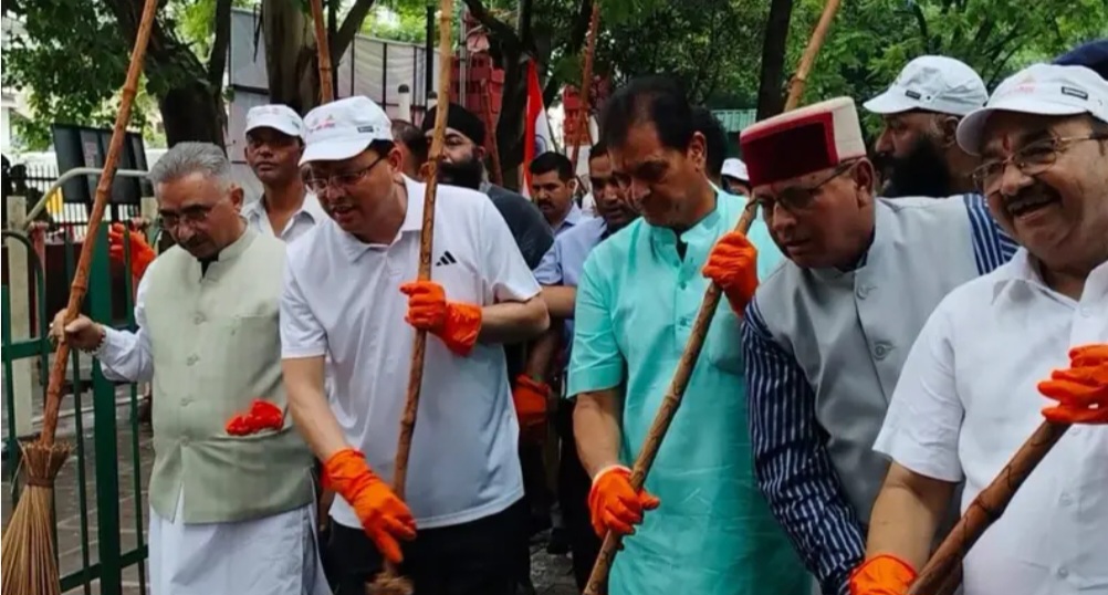 सफाई अभियान में शामिल हुए मुख्यमंत्री, पर्यावरण संरक्षण के लिए भी लोगों से जागरूक रहने की अपील