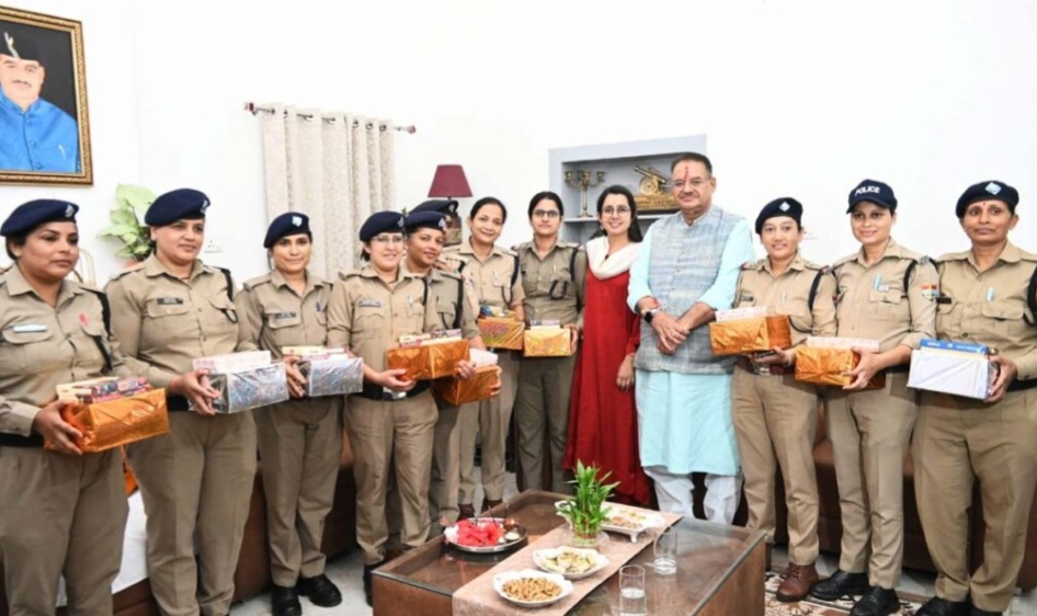 महिला पुलिसकर्मियों ने कैबिनेट मंत्री गणेश जोशी की कलाई पर बांधी राखी