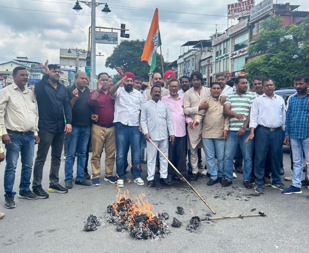 कांग्रेस कार्यकर्ताओं ने महानगर अध्यक्ष गोगी के नेतृत्व में भाजपा सरकार के खिलाफ किया प्रदर्शन