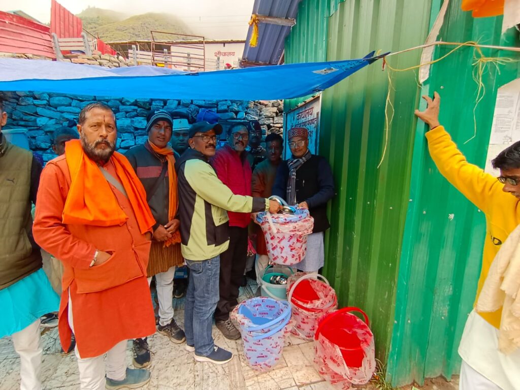 धामों के स्नान घाटों पर जागरूकता: बीकेटीसी ने बदरीश पंडा पंचायत को उपलब्ध करायी यात्रियों के स्नान हेतु बाल्टियां एवं मग