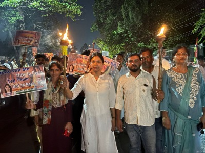 महिला उत्पीड़न की घटनाओं को लेकर महासचिव स्वाति नेगी के नेतृत्व में युवा कांग्रेस कार्यकर्ताओं ने कैंडिल मार्च निकाला