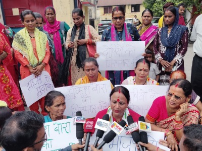 कांग्रेस की प्रदेश प्रवक्ता बीना जोशी के नेतृत्व में महिला कार्यकर्ताओं ने मुकेश बोरा की गिरफ्तारी को लेकर किया प्रदर्शन 