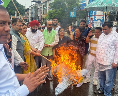 राहुल गांधी पर अपमानजनक बयानबाजी के विरोध में कांग्रेस कार्यकर्ताओं ने भाजपा सरकार का फूंका पुतला