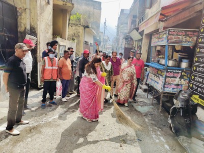 दीप्ती रावत भारद्वाज ने स्वच्छता एवं सदस्यता अभियान में की शिरकत, निवर्तमान महापौर अनीता ममगाईं भी रहीं मौजूद