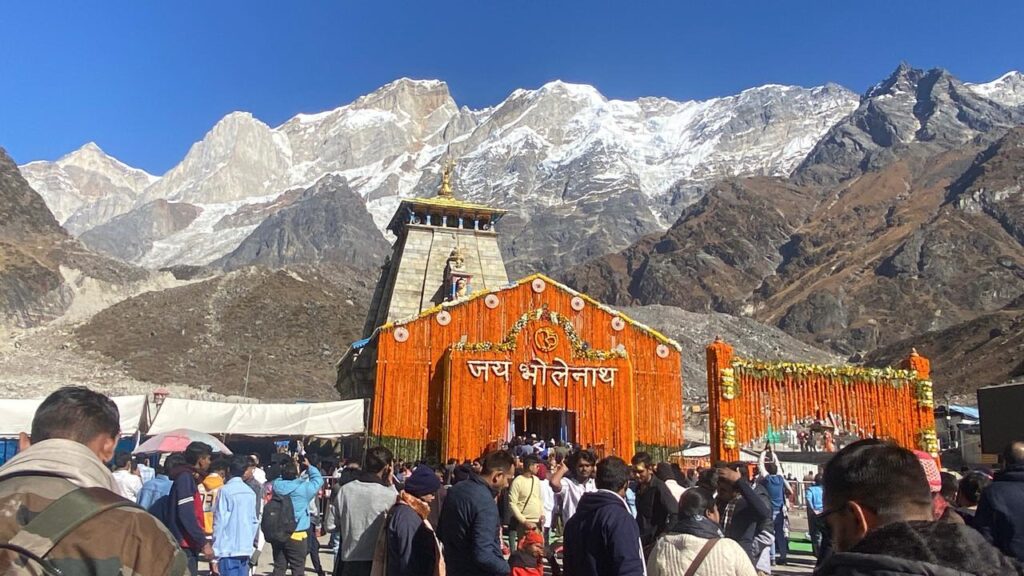 दीपावली एवं कपाट बंद होने के अवसर पर श्री केदारनाथ मंदिर को फूलों से सजाया