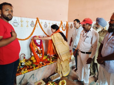 महिर्षि बाल्मीकि जयंती के अवसर पर निवर्तमान महापौर अनिता ममगाईं ने पुष्पांजली अर्पित की