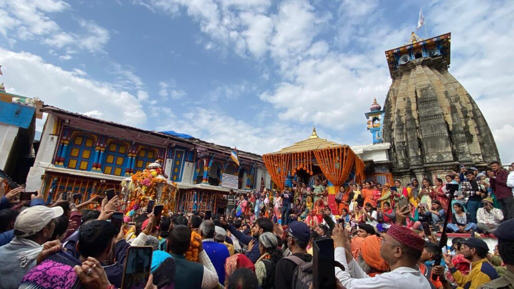 बाबा केदारनाथ की पंचमुखी डोली शीतकालीन गद्दीस्थल श्री ओंकारेश्वर मंदिर उखीमठ पहुंची