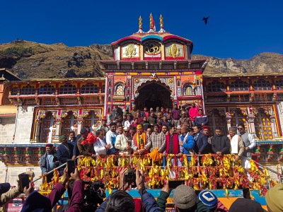 बदरीनाथ धाम के कपाट बंद की प्रक्रिया शुरू, मुख्यमंत्री धामी ने पंच पूजा में शामिल होकर किए भगवान बदरीविशाल के दर्शन 