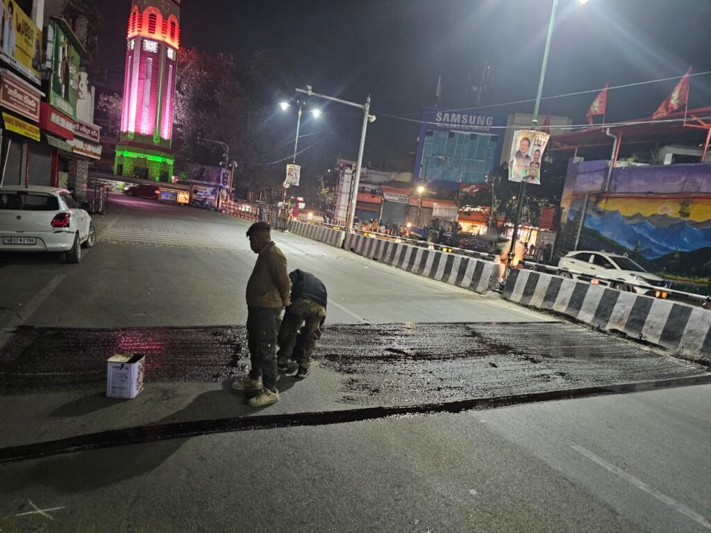 देहरादून: घंटाघर से लेकर राजपुर रोड तक डिवाइडर का नवीनीकरण कार्य युद्ध स्तर पर 