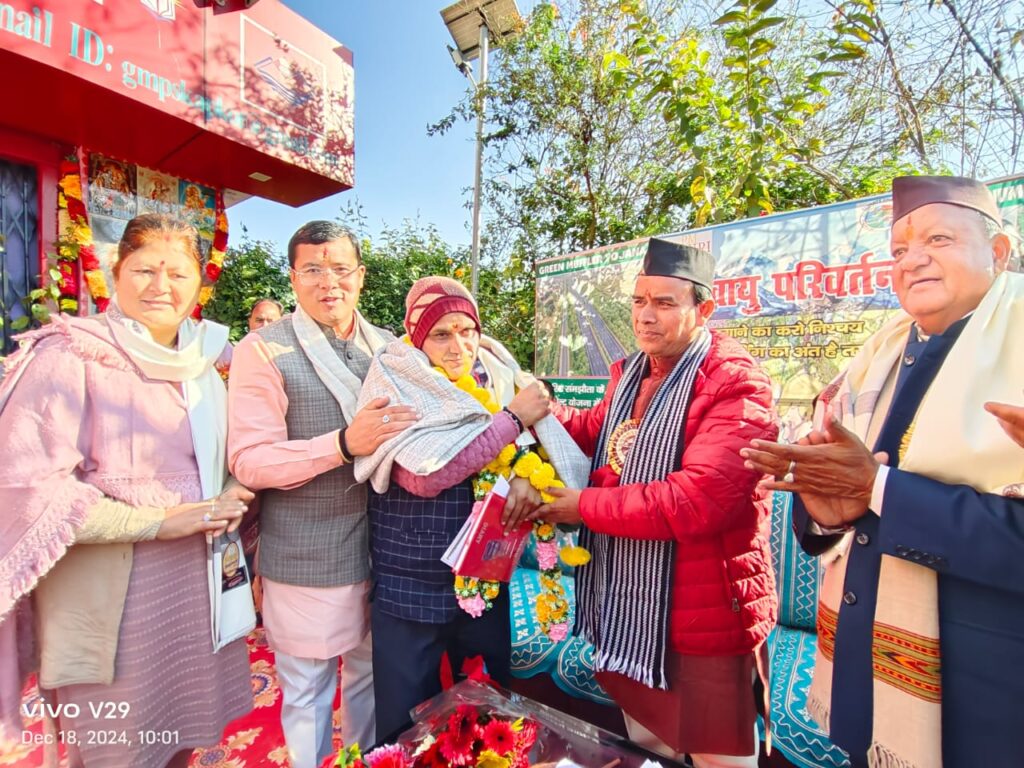 शिक्षा मंत्री डॉ. रावत ने स्कूल के प्रधानाध्यापक को किया सम्मानित