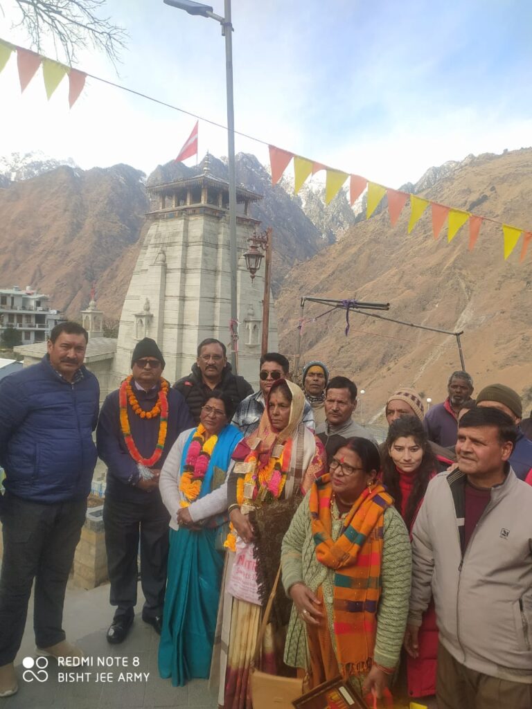 वरिष्ठ प्रशासनिक अधिकारी दीपक नौटियाल सहित मंदिर समिति के तीन कार्मिक सेवानिवृत्त