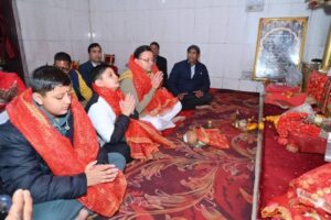 मुख्यमंत्री ने सिद्धपीठ माँ सुरकण्डा मन्दिर में की पूजा अर्चना, प्रदेश की खुशहाली और समृद्धि की कामना की