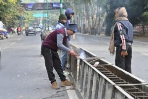 डीएम सविन बंसल के निर्देशन पर सड़क सुरक्षा, सुधारीकरण कार्य युद्धस्तर पर जारी